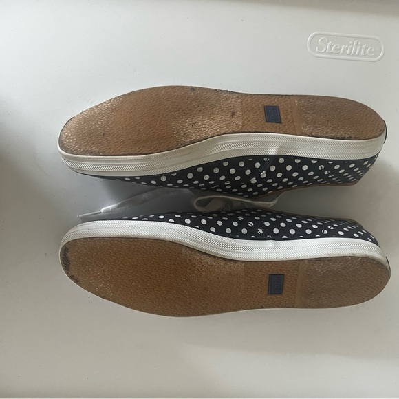 Navy and white polka dot Keds.  EUC.  Size 9.5 - Picture 5 of 7